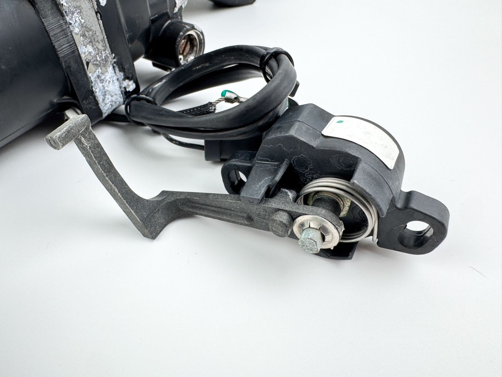 2005 Evinrude 115 HP 2 Stroke Outboard Power Trim Tilt Unit 5005114 OEM