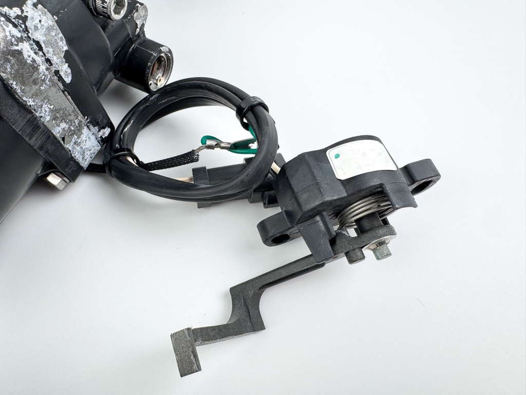 2005 Evinrude 115 HP 2 Stroke Outboard Power Trim Tilt Unit 5005114 OEM