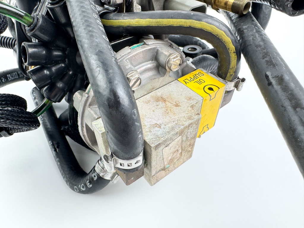 2005 Evinrude 115 HP 2 Stroke Outboard Oil Manifold & Pump 5000836 OEM