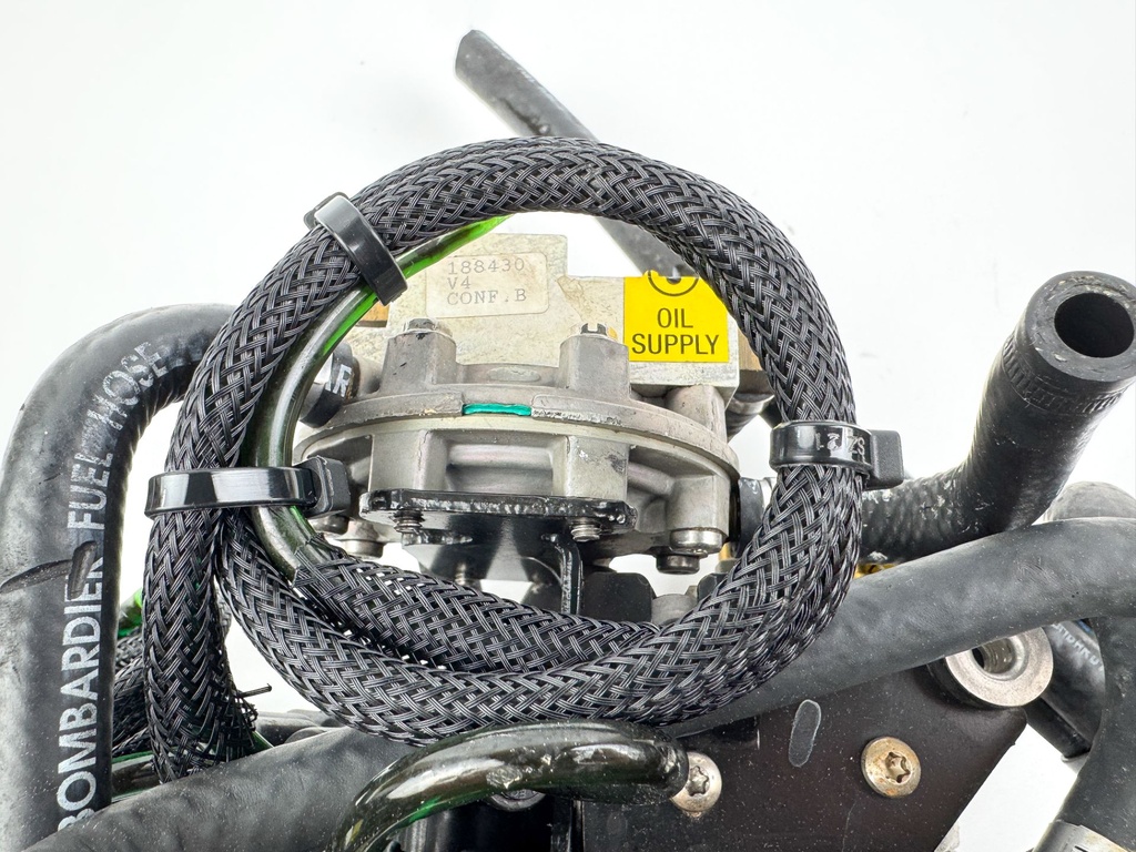 2005 Evinrude 115 HP 2 Stroke Outboard Oil Manifold & Pump 5000836 OEM