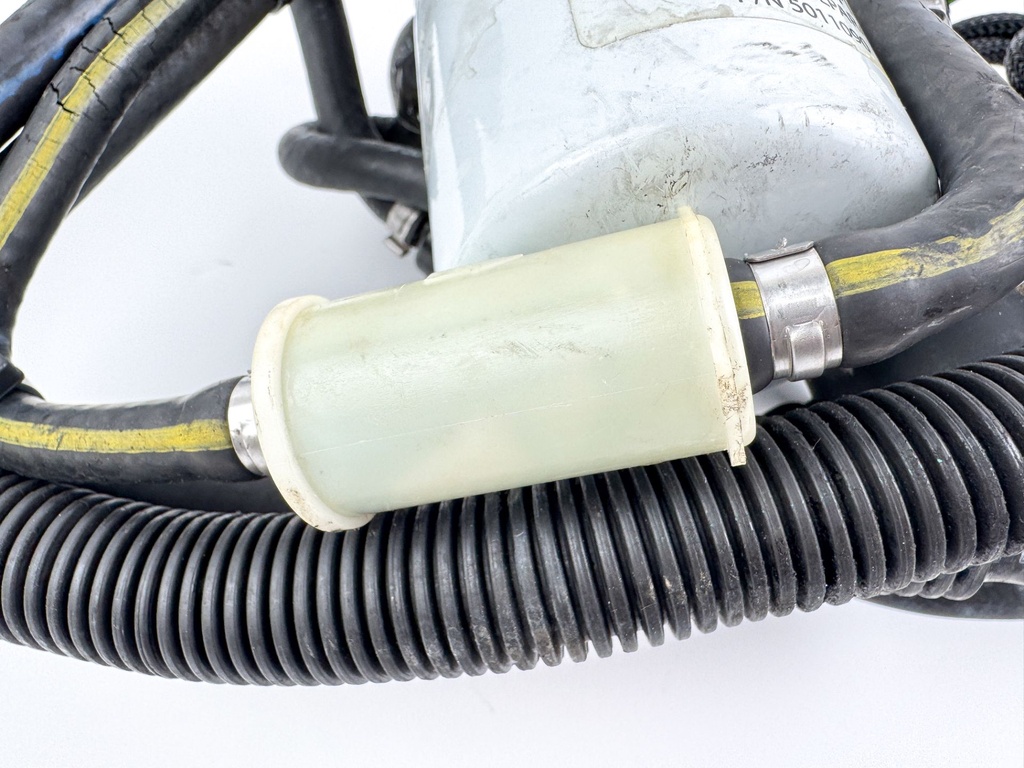 2005 Evinrude 115 HP 2 Stroke Outboard Oil Manifold & Pump 5000836 OEM