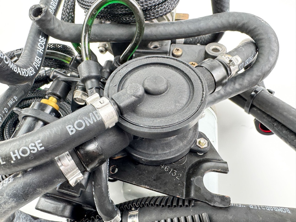 2005 Evinrude 115 HP 2 Stroke Outboard Oil Manifold & Pump 5000836 OEM