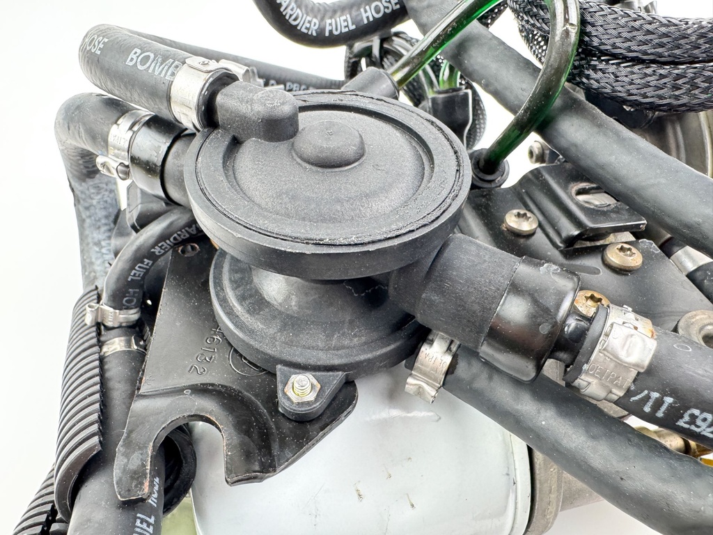 2005 Evinrude 115 HP 2 Stroke Outboard Oil Manifold & Pump 5000836 OEM