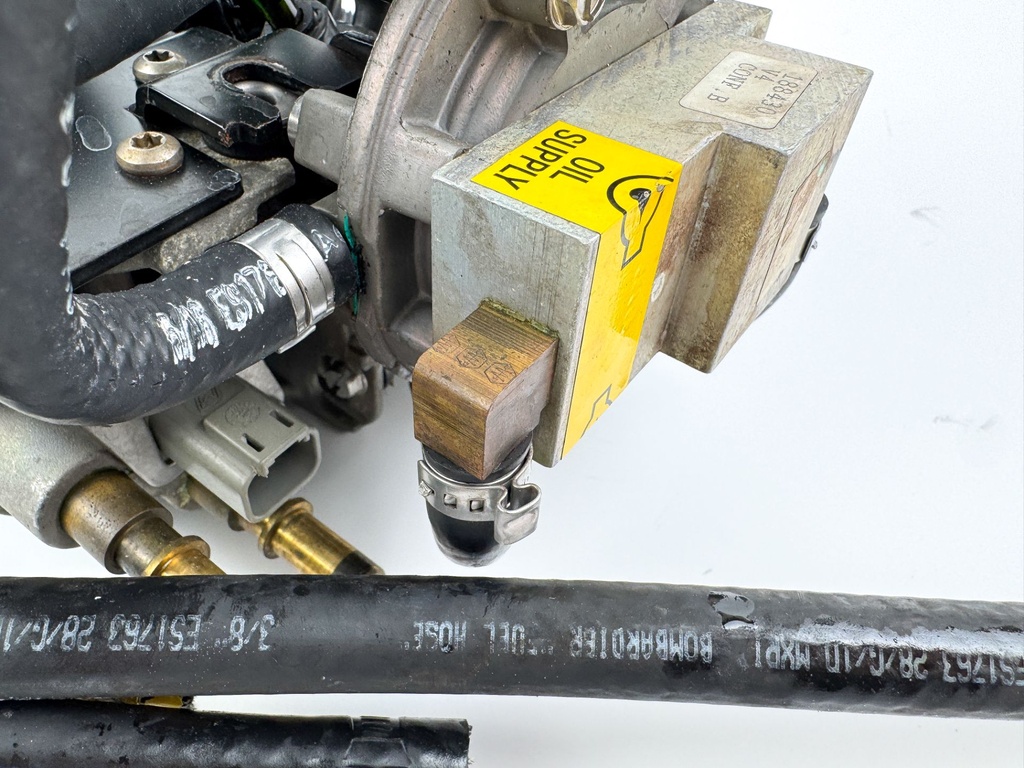 2005 Evinrude 115 HP 2 Stroke Outboard Oil Manifold & Pump 5000836 OEM