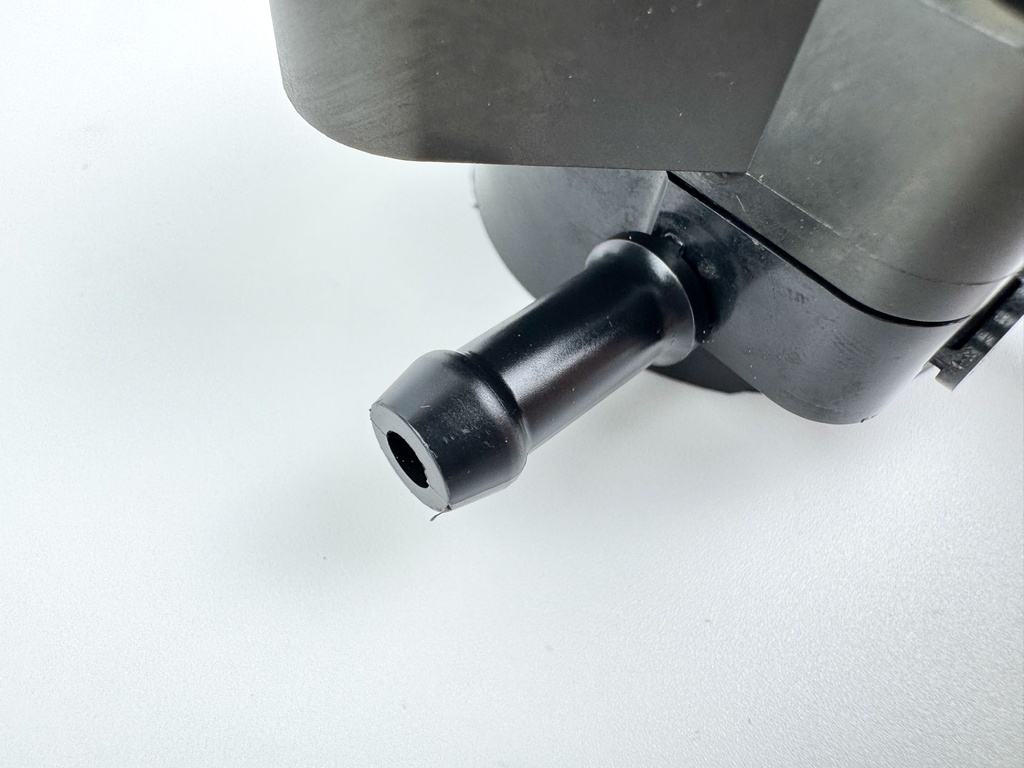 2004 Suzuki 115 HP 4 Stroke Outboard Fuel Pump 15100-90J11 OEM