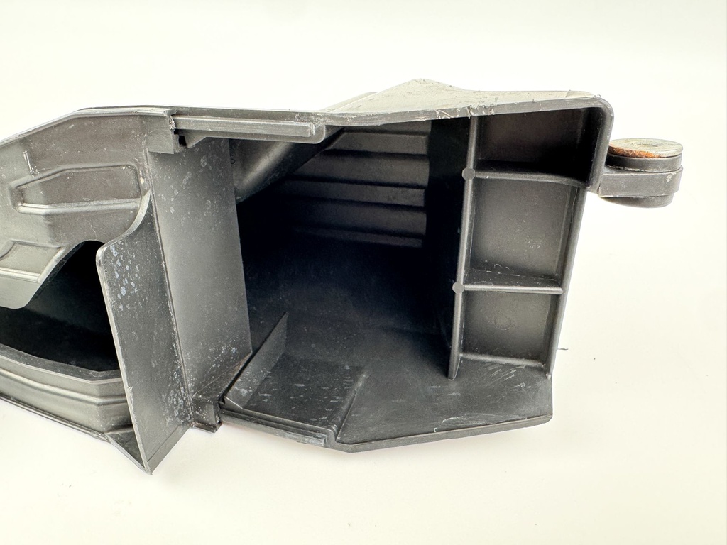 2004 Suzuki 115 HP 4 Stroke Outboard Intake Air Silencer Assembly 13810-90J01 OEM