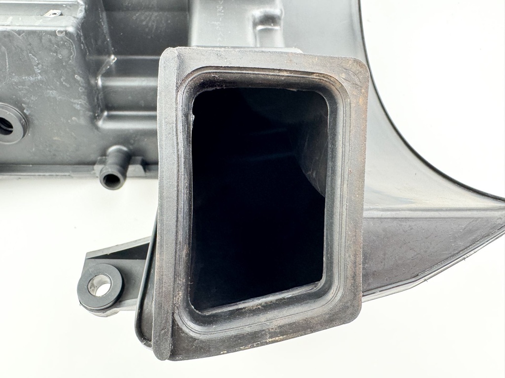 2004 Suzuki 115 HP 4 Stroke Outboard Intake Air Silencer Assembly 13810-90J01 OEM