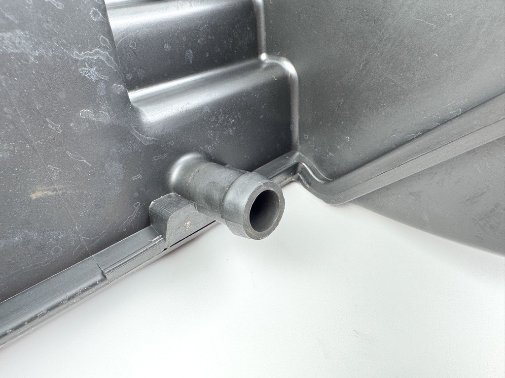 2004 Suzuki 115 HP 4 Stroke Outboard Intake Air Silencer Assembly 13810-90J01 OEM