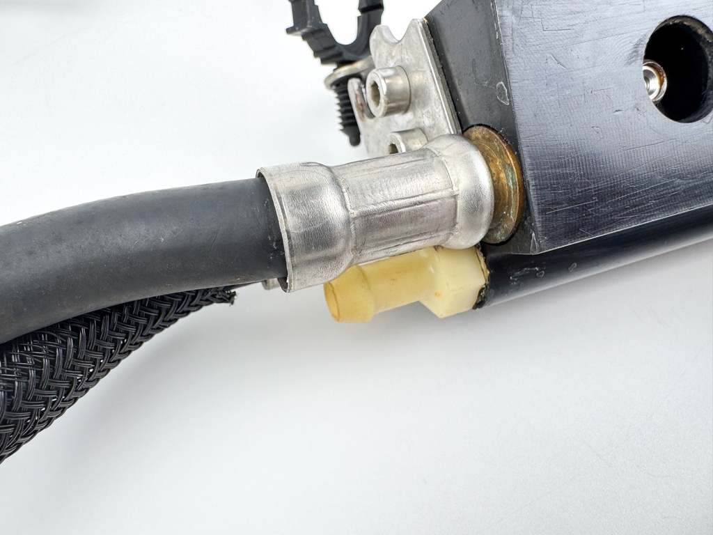 2003 Mercury 225 HP 2 Stroke Optimax Outboard Fuel Injector Set W/ Rail 884429A8