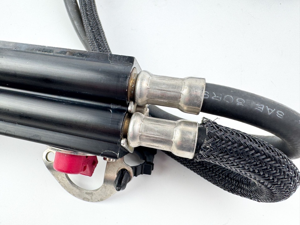 2003 Mercury 225 HP 2 Stroke Optimax Outboard Fuel Injector Set W/ Rail 884429A8