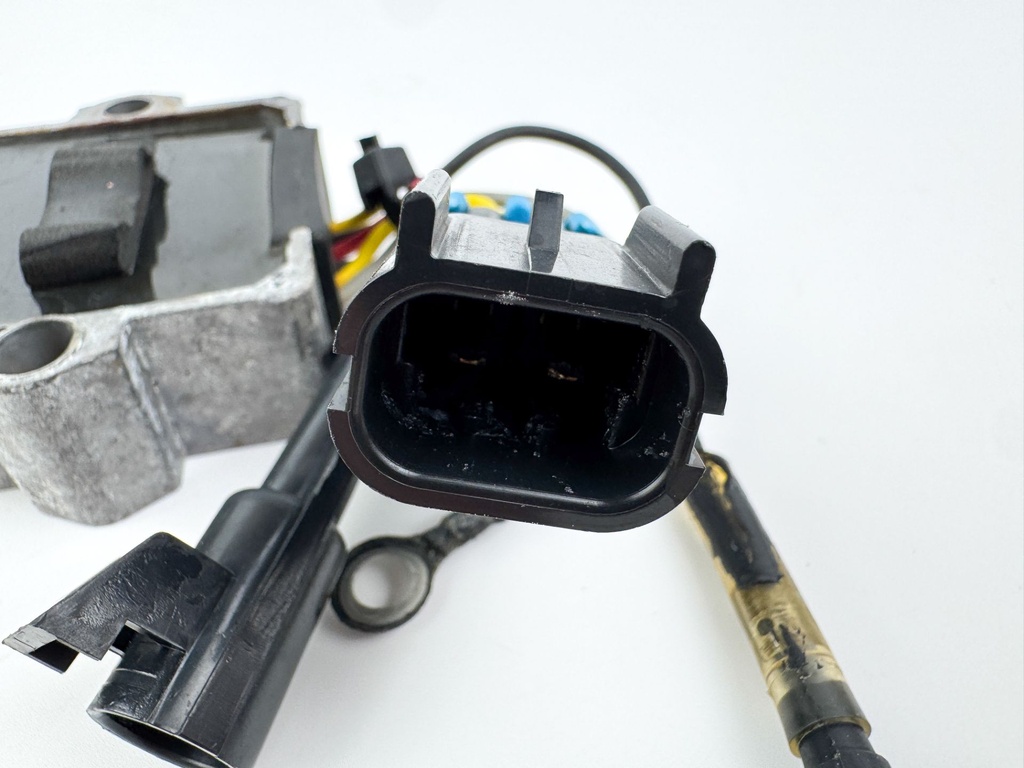 2005 Mercury 60 HP 4 Stroke Outboard Regulator Voltage 883071T1 OEM