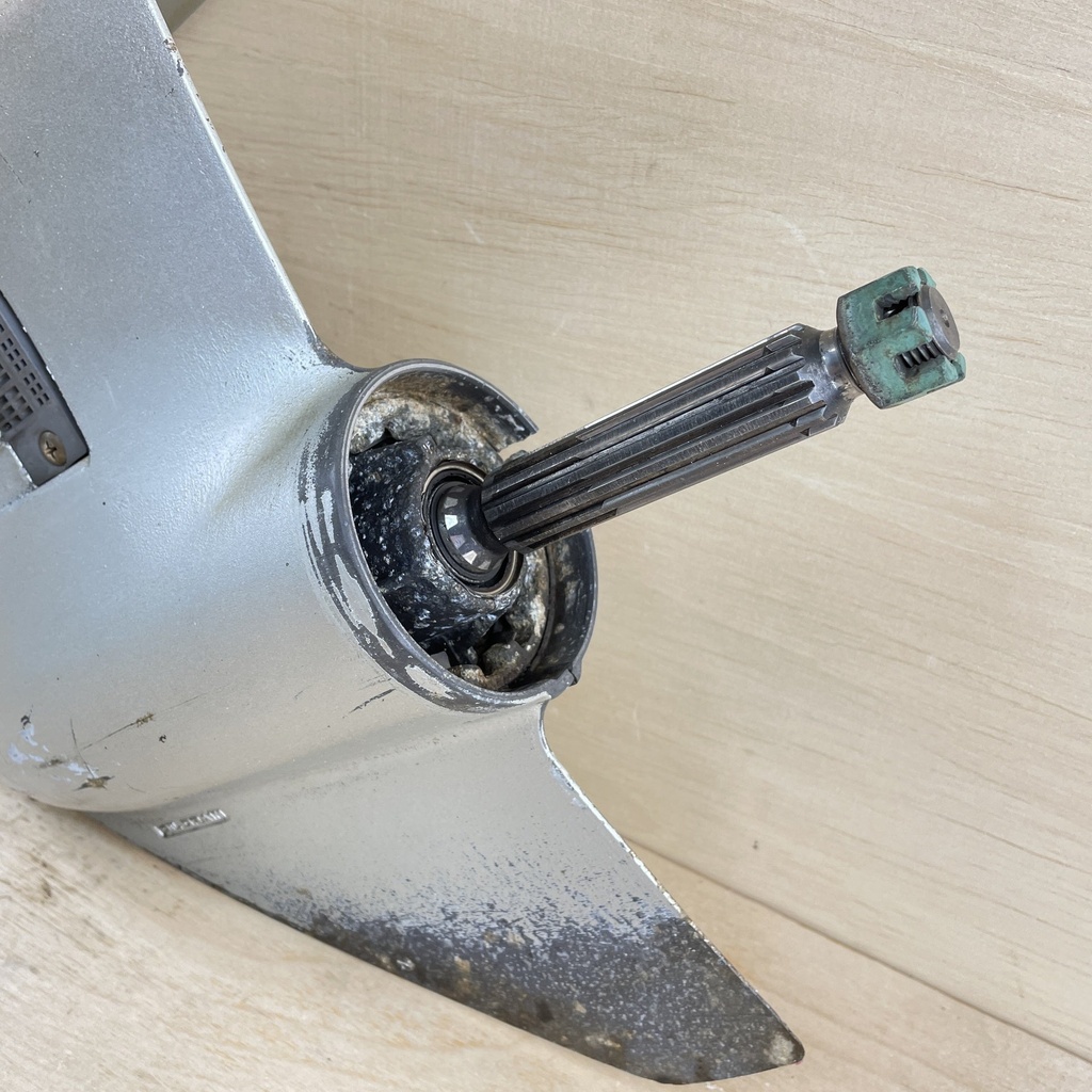 2005 Honda 50HP 4 Stroke Outboard 20" Lower Unit Gear Case 41100-ZW4-H16ZA