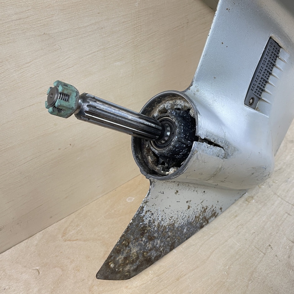 2005 Honda 50HP 4 Stroke Outboard 20" Lower Unit Gear Case 41100-ZW4-H16ZA