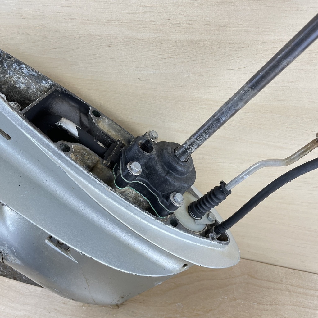 2005 Honda 50HP 4 Stroke Outboard 20" Lower Unit Gear Case 41100-ZW4-H16ZA