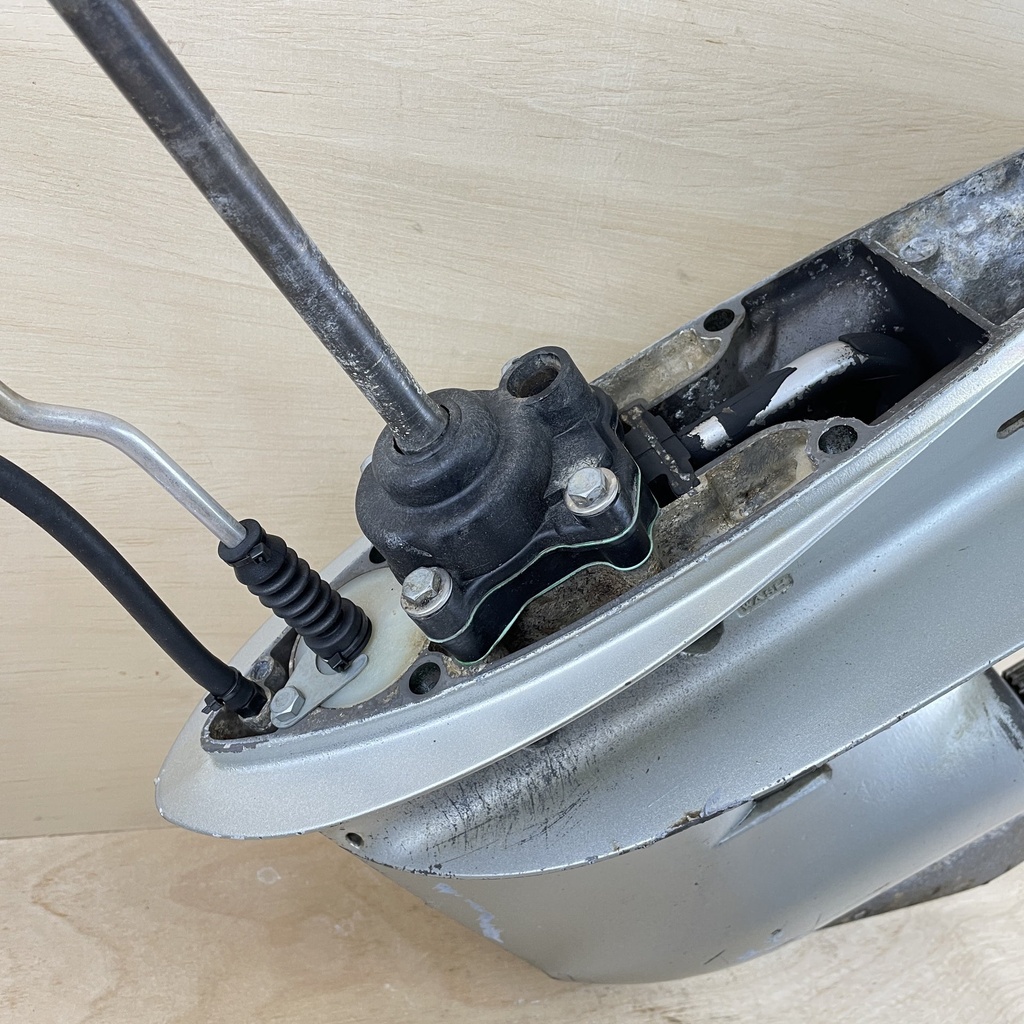 2005 Honda 50HP 4 Stroke Outboard 20" Lower Unit Gear Case 41100-ZW4-H16ZA