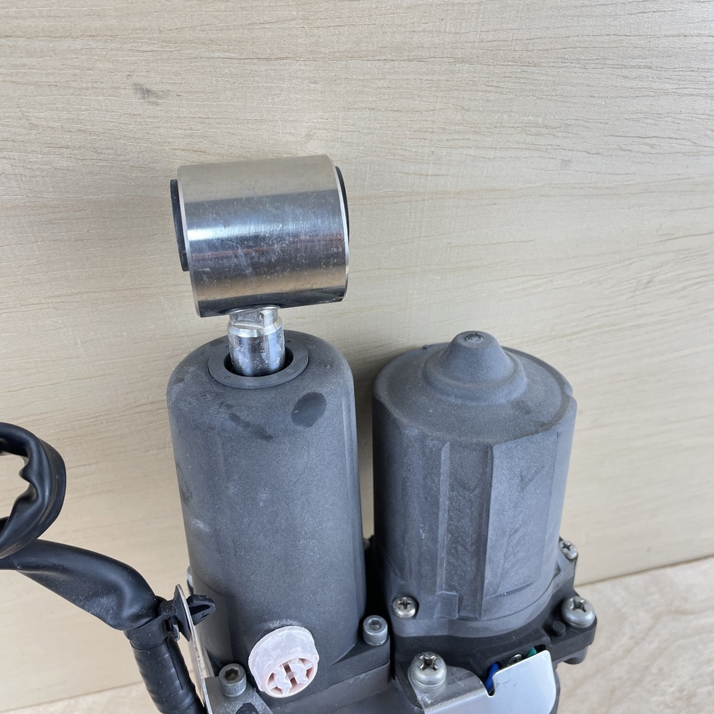 2005 Honda 50HP 4 Stroke Power Trim & Tilt Assembly 56000-ZW4-H19