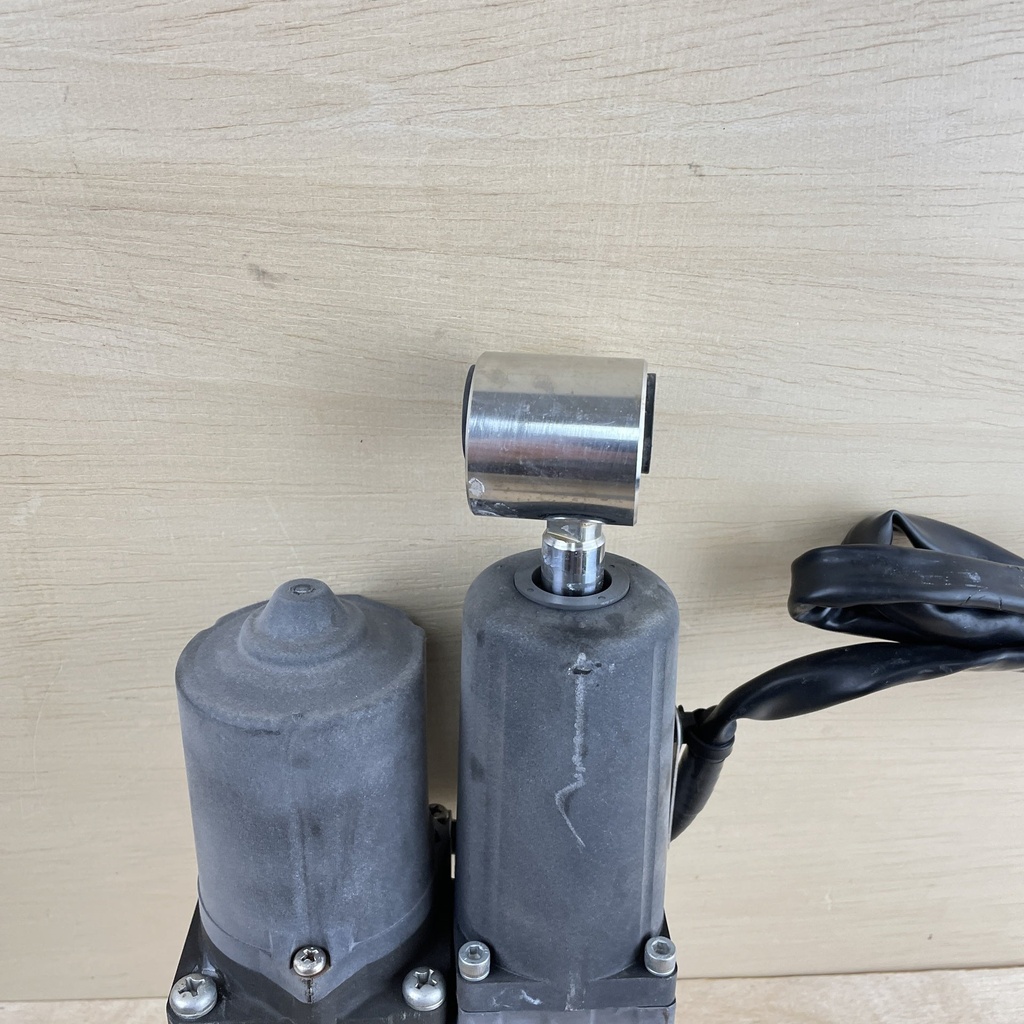 2005 Honda 50HP 4 Stroke Power Trim & Tilt Assembly 56000-ZW4-H19