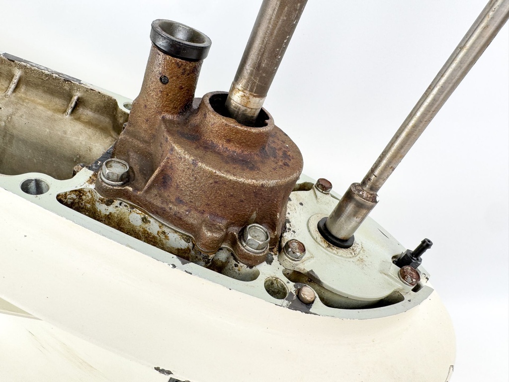 2004 Suzuki 115 HP 4 Stroke Outboard 20" Lower Unit Gear Case  OEM