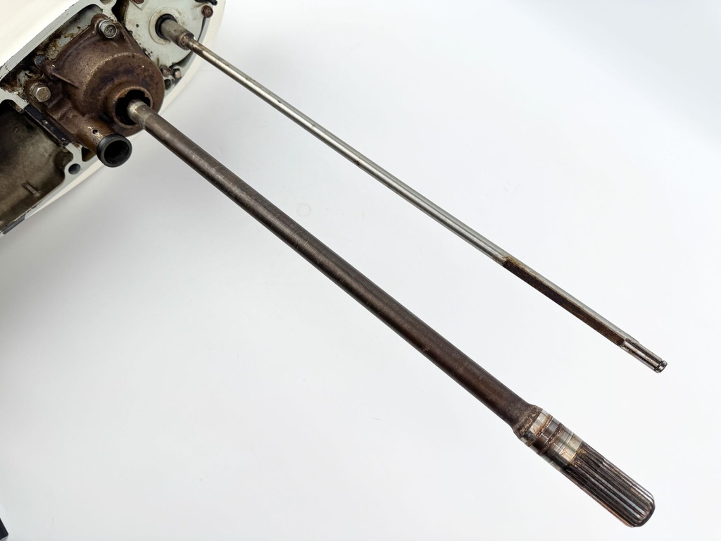 2004 Suzuki 115 HP 4 Stroke Outboard 20" Lower Unit Gear Case  OEM