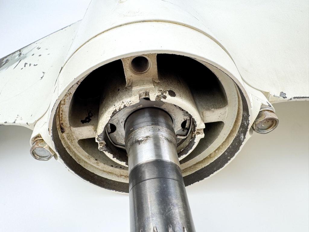 2004 Suzuki 115 HP 4 Stroke Outboard 20" Lower Unit Gear Case  OEM