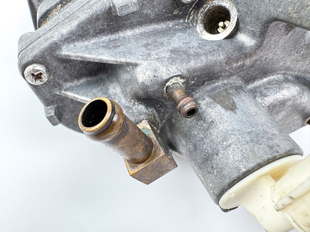 2003 Yamaha 115 HP 4 Stroke Outboard VST Float Chamber Assembly 68V-14180-01-00 Parts