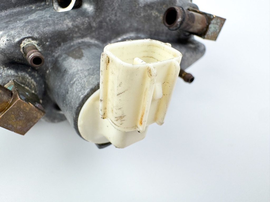 2003 Yamaha 115 HP 4 Stroke Outboard VST Float Chamber Assembly 68V-14180-01-00 Parts