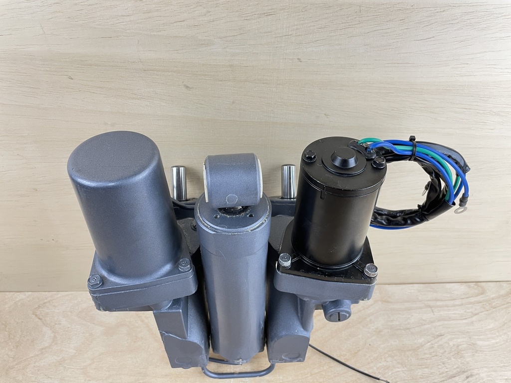 2003 Yamaha 60HP 2 Stroke Outboard Power Trim & Tilt Assembly 6H1-43800-13-4D