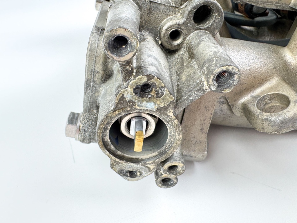 2003 Yamaha 115 HP 4 Stroke Outboard Intake Manifold & Throttle Body 68V-13751-01-00 OEM