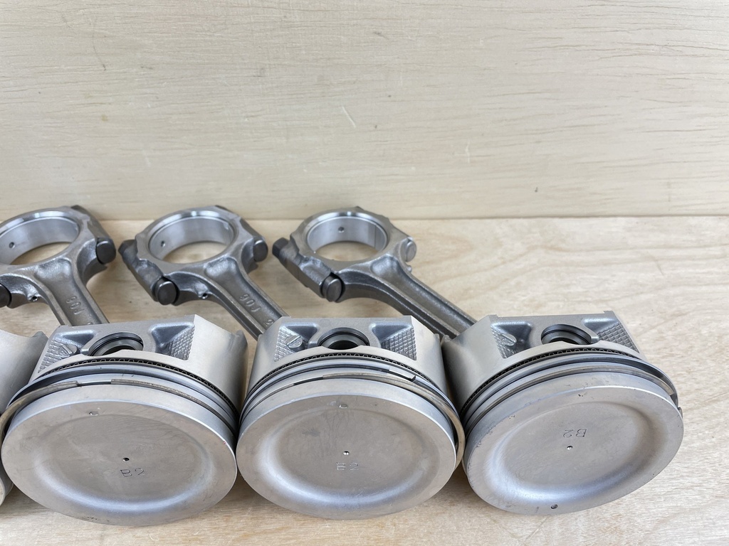 2005 Suzuki 90HP 4 Stroke Outboard Piston & Connecting Rod Set 12111-90J01