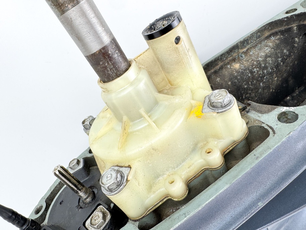 2000-2015 Yamaha 115HP 4 Stroke Outboard 20" Long Lower Unit Gear Case Assembly