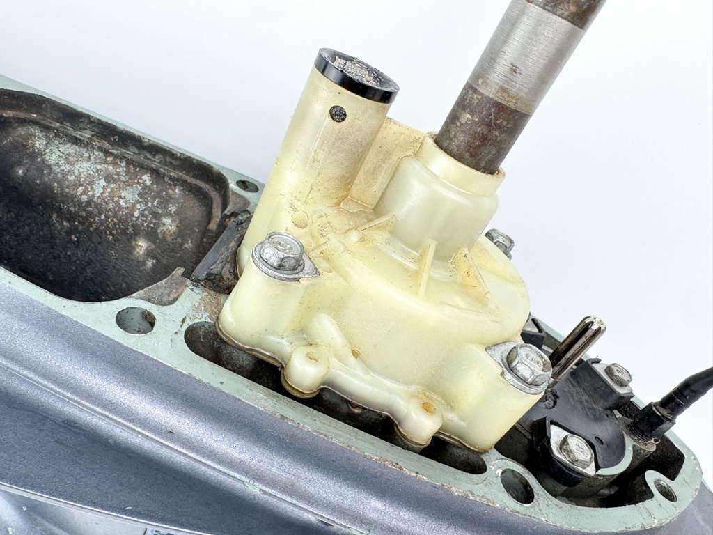 2000-2015 Yamaha 115HP 4 Stroke Outboard 20" Long Lower Unit Gear Case Assembly