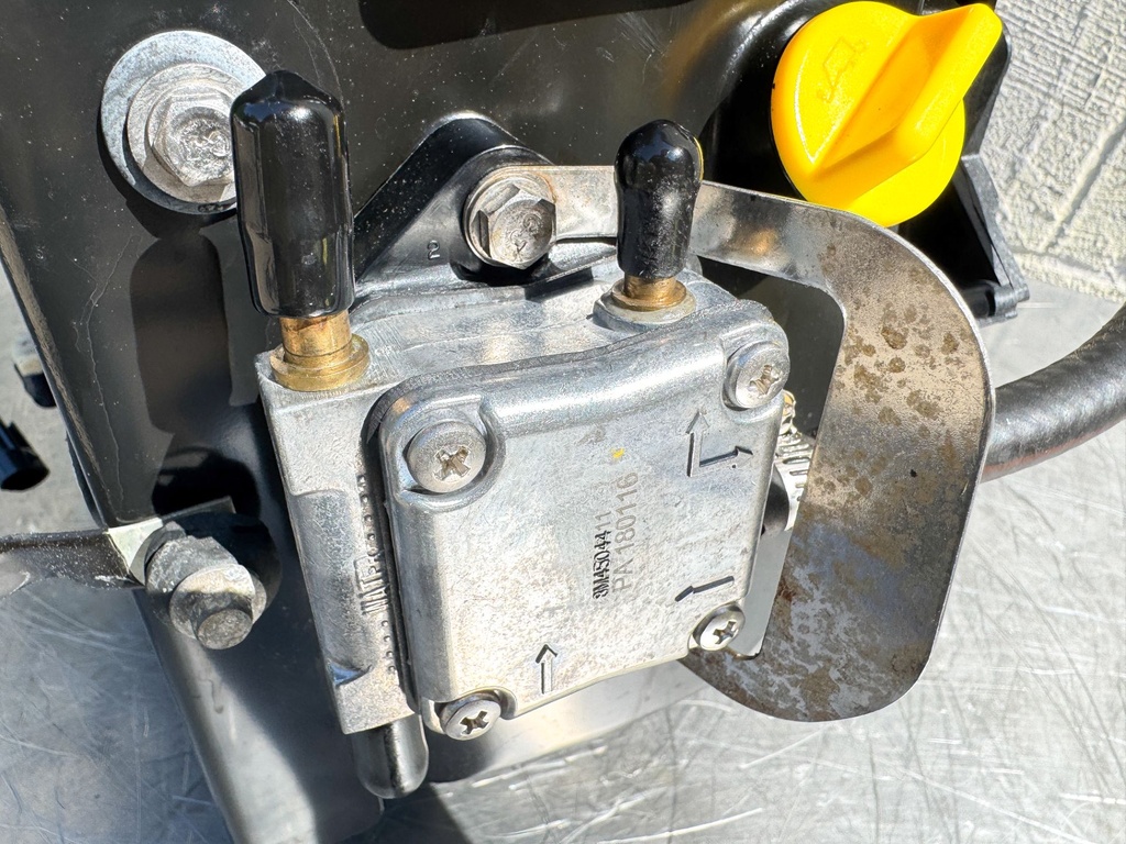 2005 Mercury 60 HP 4 Stroke Outboard Powerhead 878344T02 OEM