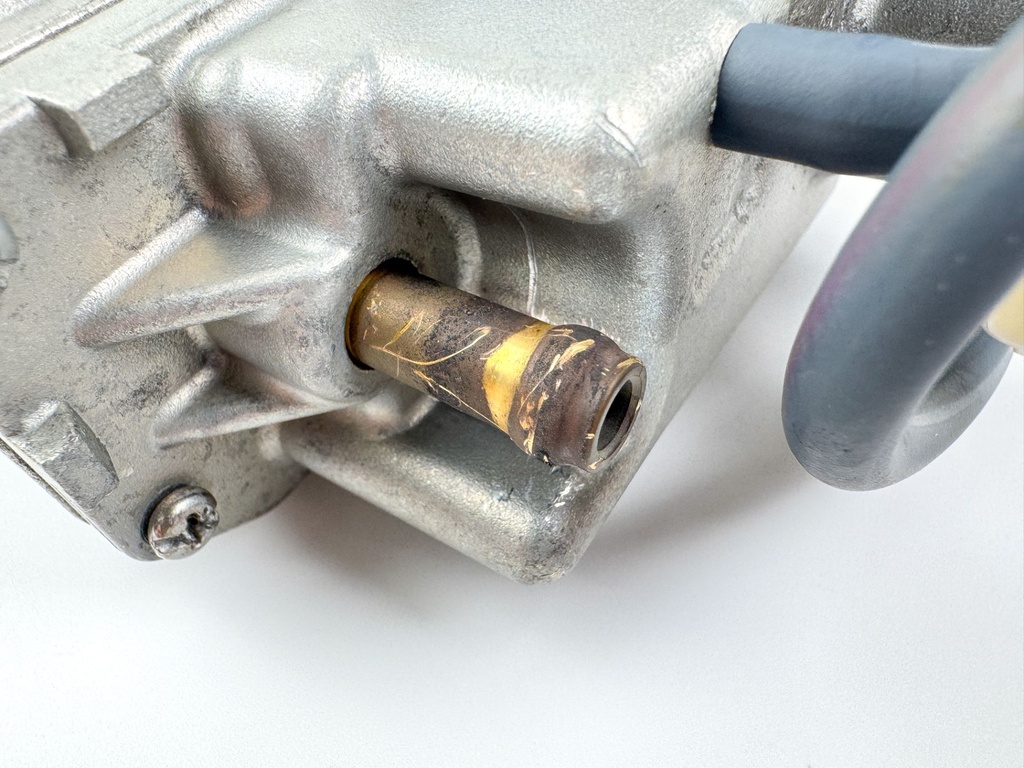 2004 Yamaha 150 HP 4 Stroke Outboard VST Float Chamber Assembly 63P-14180-01-00 OEM