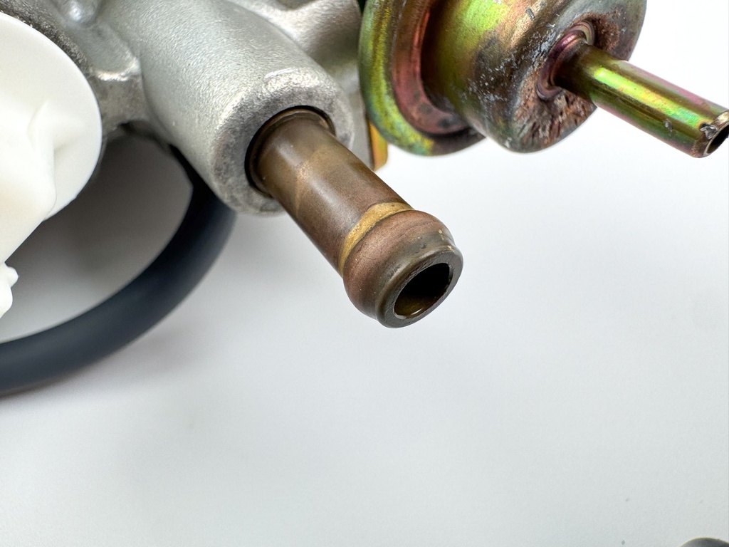 2004 Yamaha 150 HP 4 Stroke Outboard VST Float Chamber Assembly 63P-14180-01-00 OEM