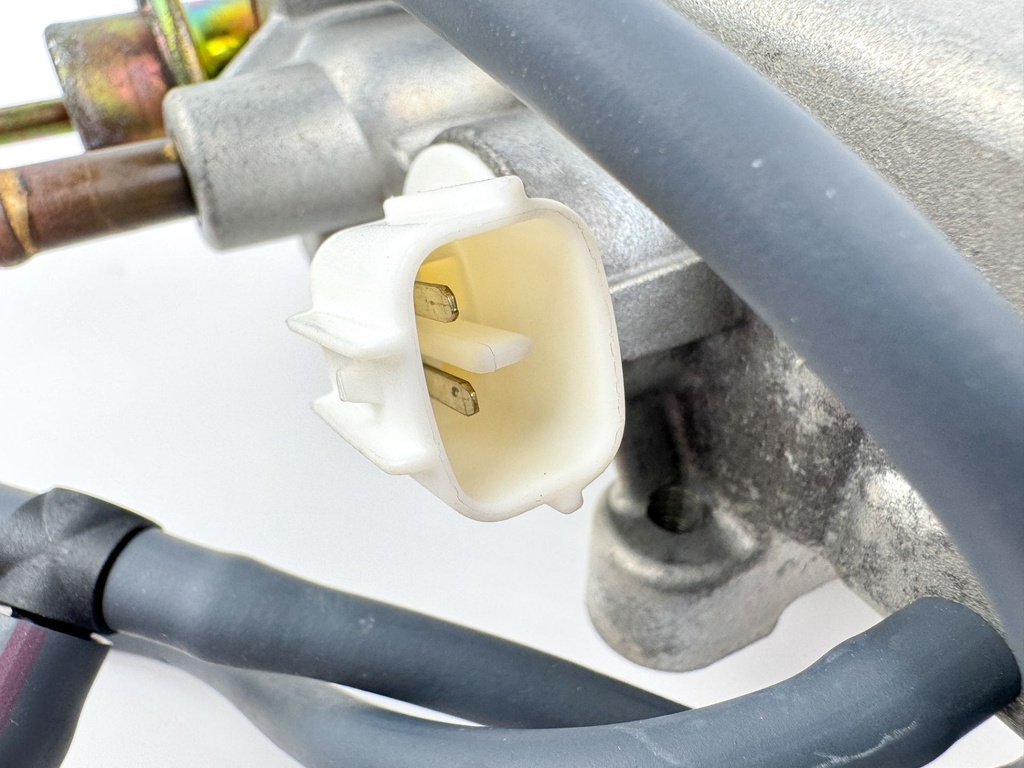 2004 Yamaha 150 HP 4 Stroke Outboard VST Float Chamber Assembly 63P-14180-01-00 OEM