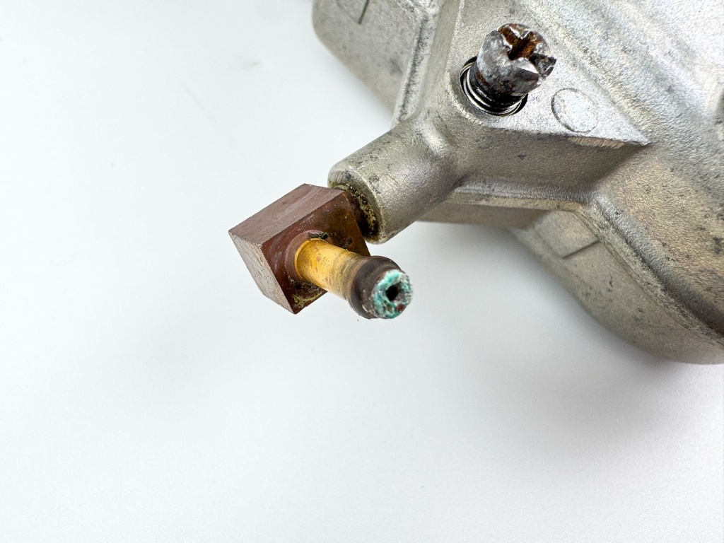 2004 Yamaha 150 HP 4 Stroke Outboard VST Float Chamber Assembly 63P-14180-01-00 OEM