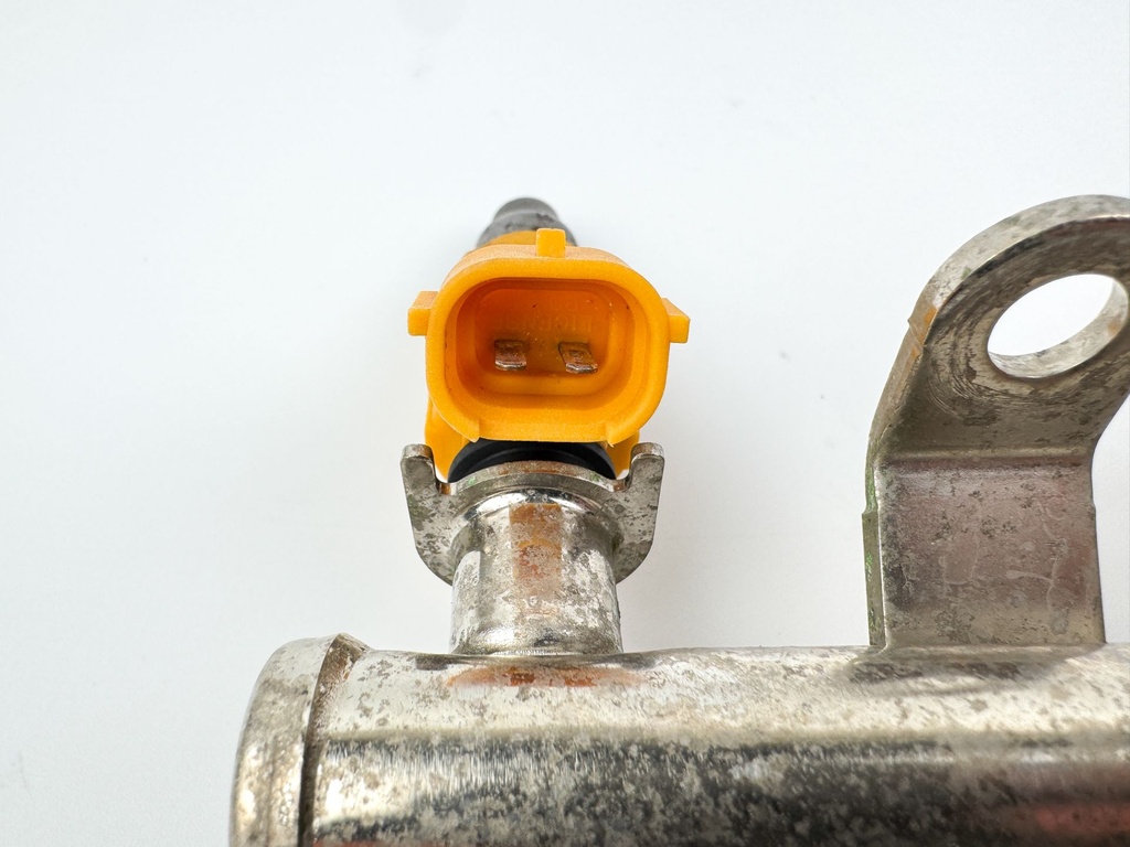 2004 Yamaha 150 HP 4 Stroke Outboard Fuel Injector Set W/ Rail 63P-13761-00-00 OEM