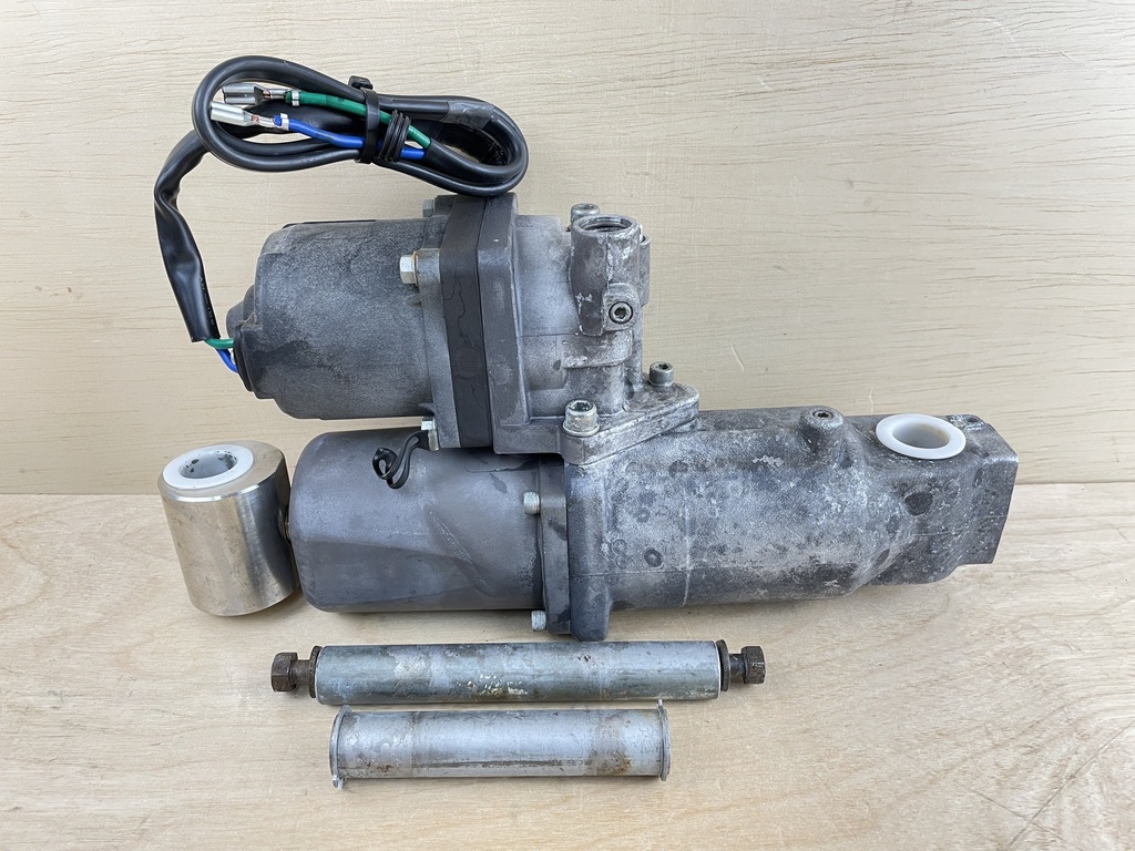 2005 Suzuki 90HP DF90 Outboard Power Trim & Tilt Unit 48400-90J03