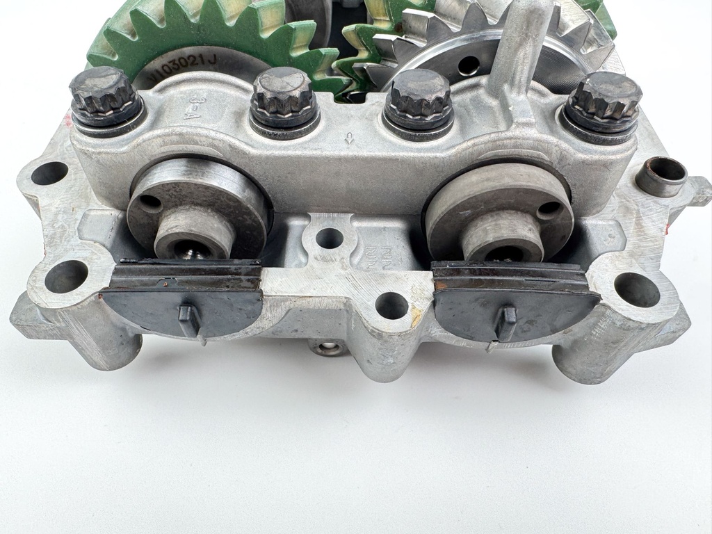 2004 Yamaha 150 HP 4 Stroke Outboard Balancer Assembly 63P-11500-00-00 OEM