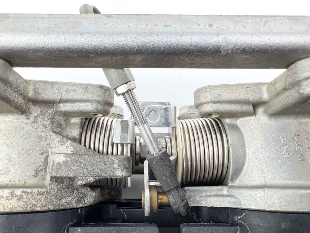 2004 Yamaha 150 HP 4 Stroke Outboard Intake Manifold & Throttle Body 63P-14440-00-00 OEM