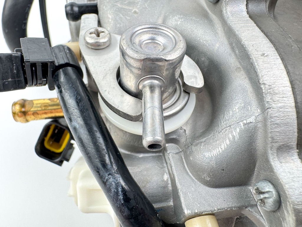 2010 Yamaha 250 HP 4 Stroke Outboard VST Float Chamber Assembly 6CB-14180-01-00 OEM