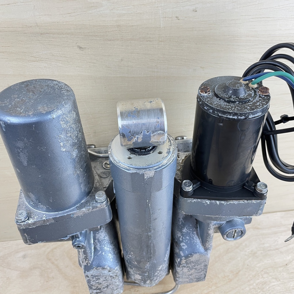 2003 Yamaha 90HP 2 Stroke Outboard Power Trim & Tilt Unit Assembly 6H1-43800-15-4D