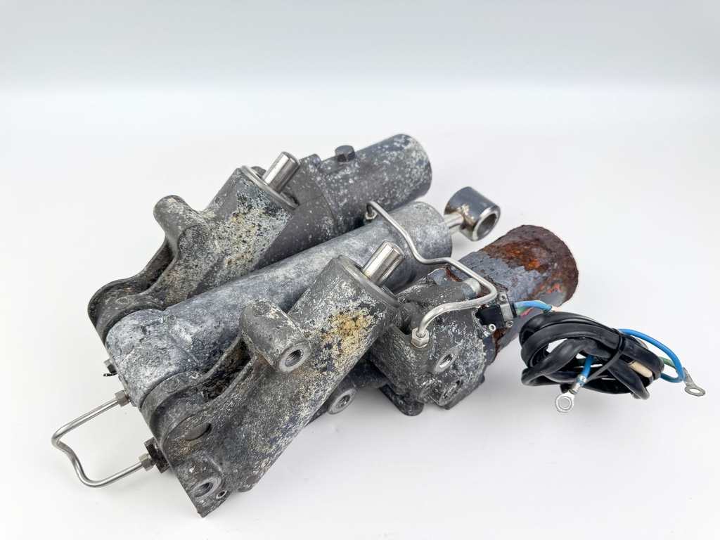 2002 Yamaha 225 HP 4 Stroke Outboard Power Trim Tilt Unit 69J-43800-00-4D Parts