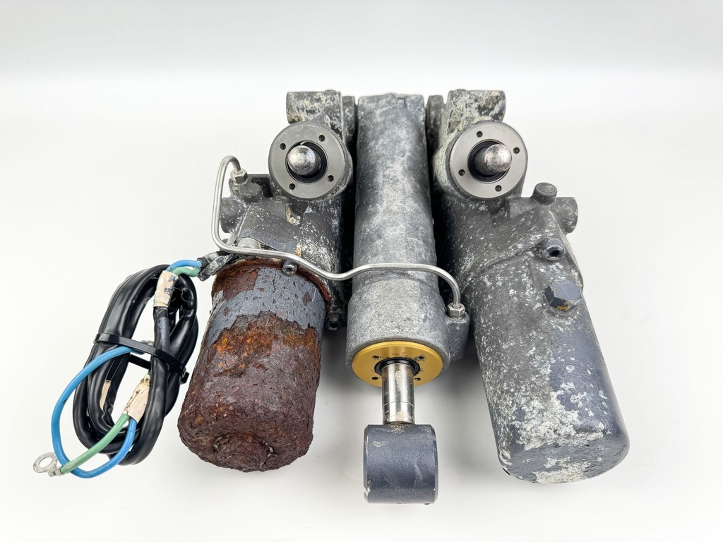 2002 Yamaha 225 HP 4 Stroke Outboard Power Trim Tilt Unit 69J-43800-00-4D Parts