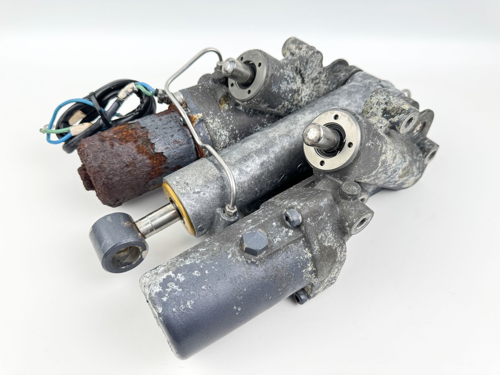 2002 Yamaha 225 HP 4 Stroke Outboard Power Trim Tilt Unit 69J-43800-00-4D Parts