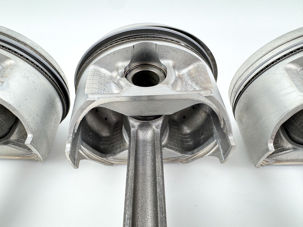 2005 Suzuki 140 HP 4 Stroke Outboard Piston & Connecting Rod Set 12111-92J00 OEM