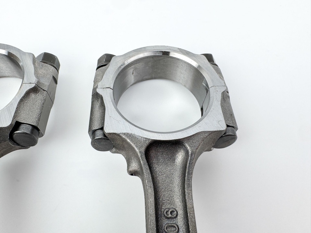 2005 Suzuki 140 HP 4 Stroke Outboard Piston & Connecting Rod Set 12111-92J00 OEM