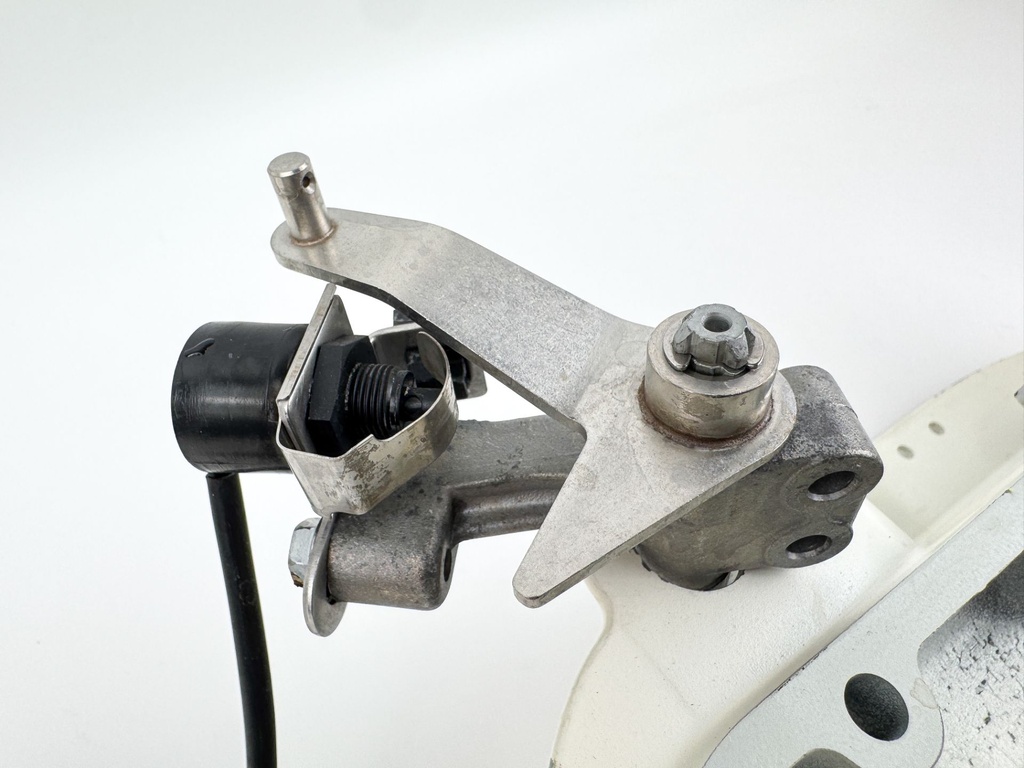 2005 Suzuki Johnson 140 HP 4 Stroke Outboard Engine Holder 51110-90822-0EP OEM