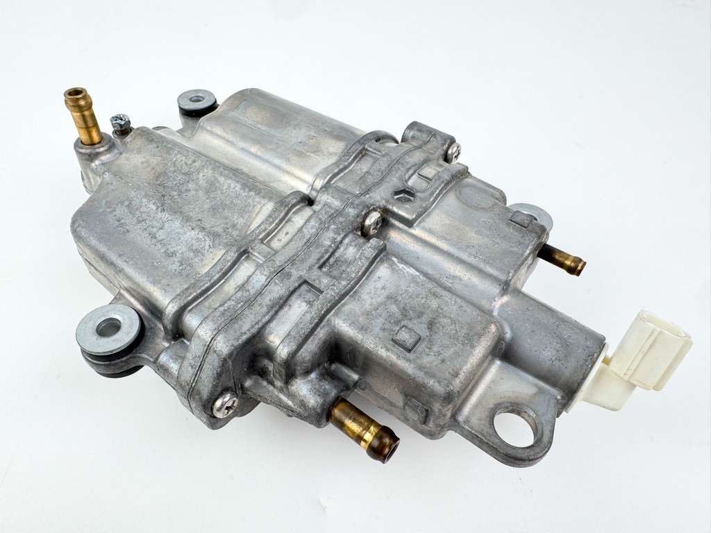 2005 Johnson 140 HP 4 Stroke Outboard Vapor Separator Tank VST 15600-90J01 OEM