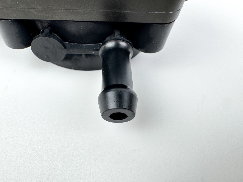 2005 Suzuki Johnson 140 HP 4 Stroke Outboard Fuel Pump 15100-90J11 OEM